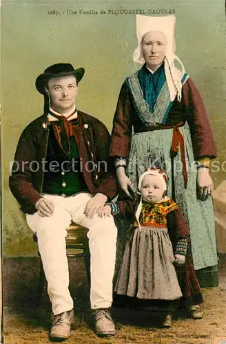 AK / Ansichtskarte Plougastel Daoulas Une Famille Plougastel Daoulas