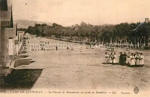 AK / Ansichtskarte Camp_de_Sathonay Le Champ de Manouvres au front de Bandiere 
