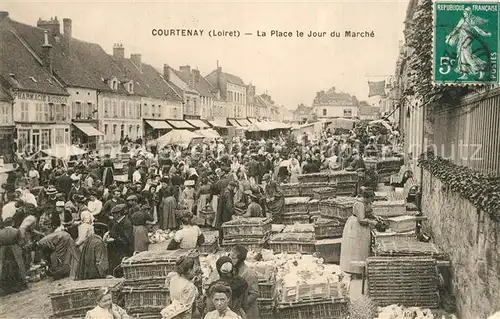 AK / Ansichtskarte Courtenay_Loiret La Place le Jour du Marche Courtenay Loiret