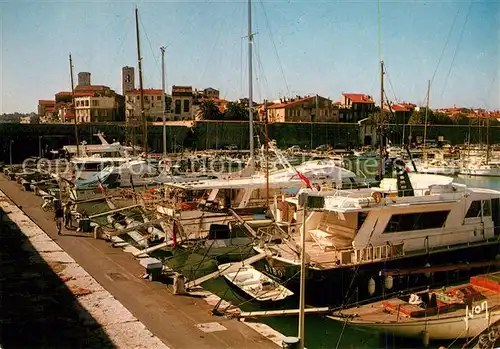 AK / Ansichtskarte Antibes_Alpes_Maritimes Le Port Vauban les Remparts et la Vieille Ville Antibes_Alpes_Maritimes