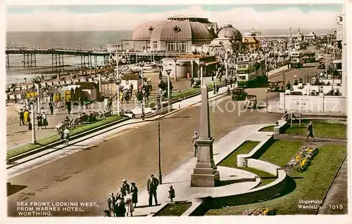 AK / Ansichtskarte Worthing_West_Sussex Sea Front looking West from Warnes Hotel Monument 
