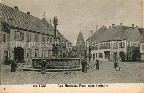 AK / Ansichtskarte Mutzig_Bas_Rhin_Alsace Rue Marechal Foch avec fontaine Mutzig_Bas_Rhin_Alsace