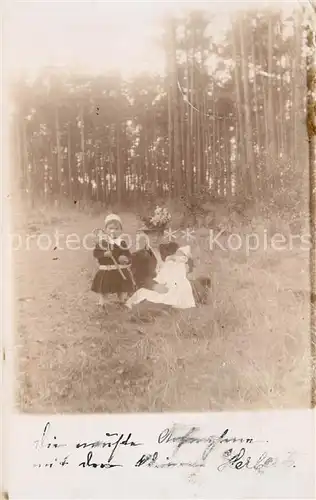 AK / Ansichtskarte Potsdam Mutter mit ihren Kindern am Waldrand Potsdam