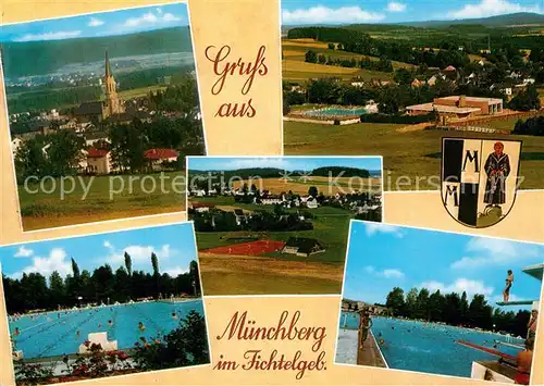 AK / Ansichtskarte Muenchberg_Oberfranken Ortsansicht mit Kirche Freibad Landschaftspanorama Fichtelgebirge Wappen Muenchberg Oberfranken