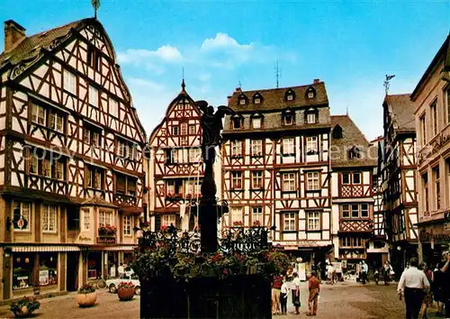 AK / Ansichtskarte Bernkastel Kues Markt St Michael Brunnen Altstadt Fachwerkhaeuser Bernkastel Kues
