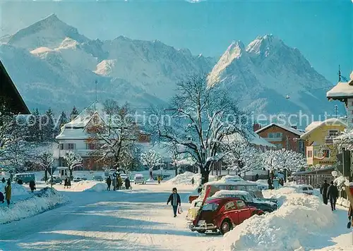 AK / Ansichtskarte Garmisch Partenkirchen Marktplatz gegen Zugspitzgruppe Wettersteingebirge Winterimpressionen Garmisch Partenkirchen