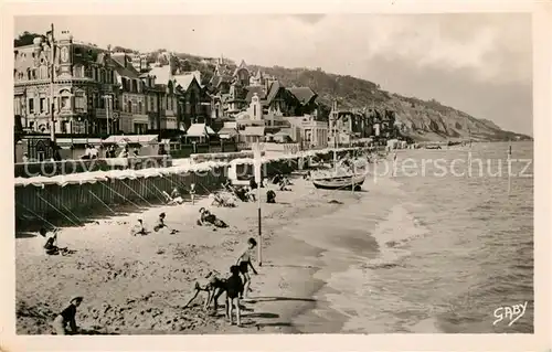 AK / Ansichtskarte Villers sur Mer Un coin de la plage les villas et au fond les falaises Villers sur Mer