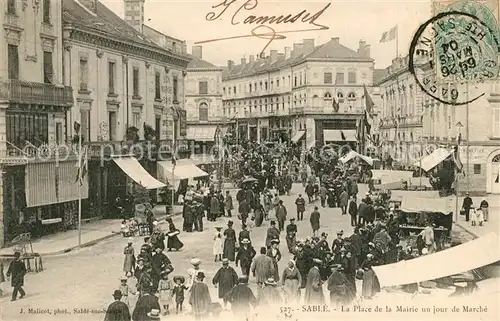 AK / Ansichtskarte Sable sur Sarthe La Place de la Mairie un jour de Marche Sable sur Sarthe