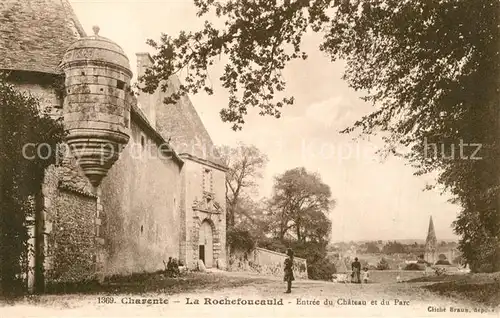 AK / Ansichtskarte La_Rochefoucauld Entree du Chateau et du parc La_Rochefoucauld
