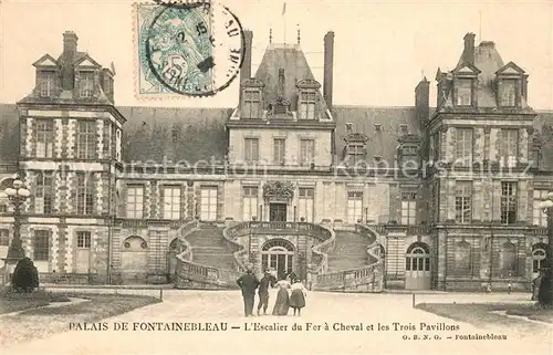 AK / Ansichtskarte Fontainebleau_Seine_et_Marne Palais Escalier du Fer a Cheval et les Trois Pavillons Fontainebleau_Seine