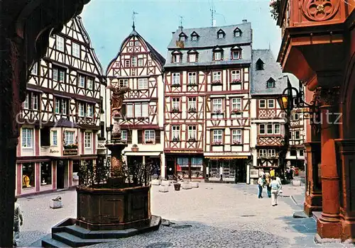 AK / Ansichtskarte Bernkastel Kues Marktplatz Brunnen Fachwerkhaeuser Altstadt Bernkastel Kues