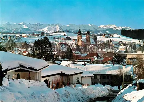 AK / Ansichtskarte Lindenberg_Allgaeu Gesamtansicht mit Alpenpanorama im Winter Lindenberg Allgaeu