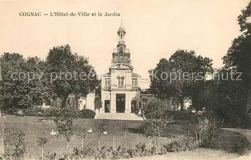 AK / Ansichtskarte Cognac Hotel de Ville et le Jardin Cognac