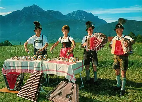 AK / Ansichtskarte Freilassing Edelweiss Quartett Trachten Musikinstrumente Alpen Freilassing