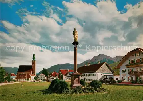 AK / Ansichtskarte Anger_Chiemgau Dorfplatz mit Hochstaufen Anger Chiemgau