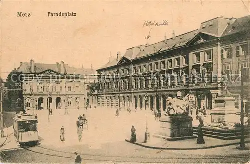 AK / Ansichtskarte Metz_Moselle Paradeplatz Denkmal Strassenbahn Metz_Moselle