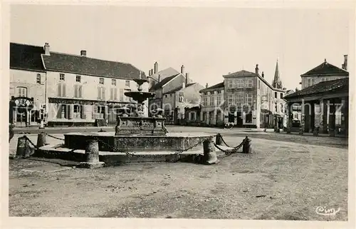 AK / Ansichtskarte Nogent_en_Bassigny Place de l Hotel de Ville Fontaine Nogent_en_Bassigny