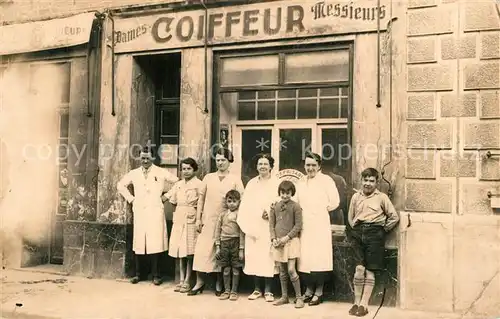 AK / Ansichtskarte Friseur Gesch?ft Coiffeur Privatfoto Ak Frankreich 