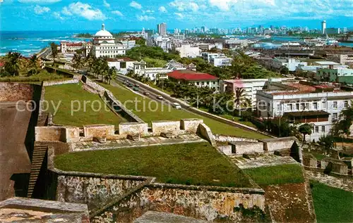 AK / Ansichtskarte San_Juan_Puerto_Rico Antiguas murallas de El Castillo San Cristobal Ciudad de San Juan al fondo San_Juan_Puerto_Rico