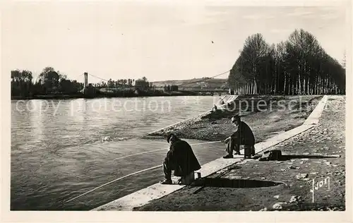 AK / Ansichtskarte Agen_Lot_et_Garonne Les bords de la Garonne et la passerelle Agen_Lot_et_Garonne