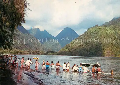 AK / Ansichtskarte Tahiti_Polynesien Tauziehen am Strand Tahiti Polynesien