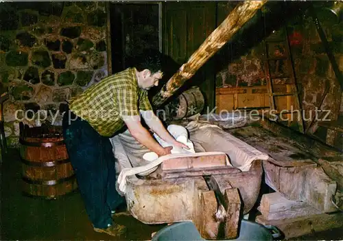 AK / Ansichtskarte Aubrac Interieur du buron Au buron la fourme se fait encore selon la tradition Aubrac