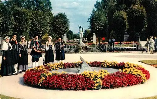 AK / Ansichtskarte Bourges Jardin moderne des Pres Fichaux Cadran solaire Groupe des Sonneurs Nerondais Costumes Bourges