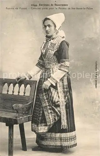 AK / Ansichtskarte Ploare Une femme Costume porte pour le Pardon de Sainte Anne la Palue Trachten Ploare