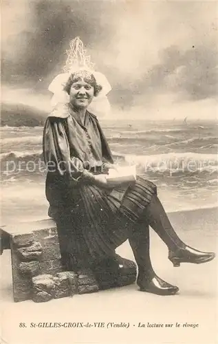 AK / Ansichtskarte Saint Gilles Croix de Vie_Vendee Une femme en costumes Lecture sur le rivage Trachten Saint Gilles Croix de Vie
