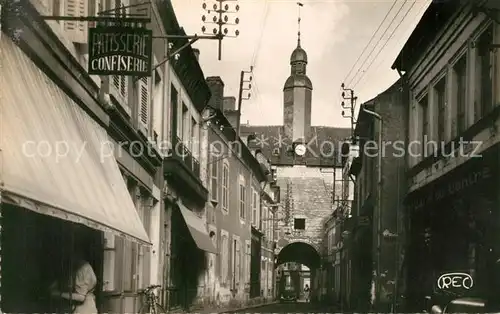 AK / Ansichtskarte Mehun sur Yevre Rue Jeanne d Arc et Porte de Ville Mehun sur Yevre