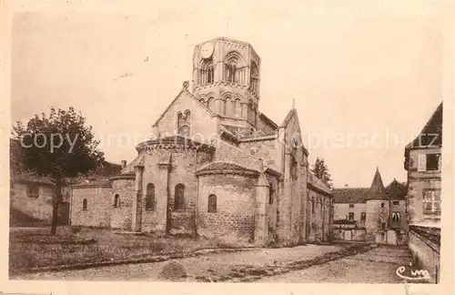 AK / Ansichtskarte Semur en Brionnais Eglise Monument historique Semur en Brionnais