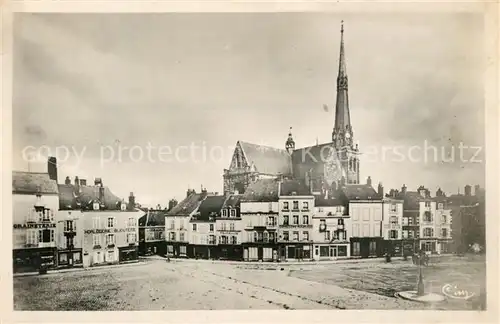 AK / Ansichtskarte Pithiviers_Loiret Place du Martroi Eglise Pithiviers Loiret
