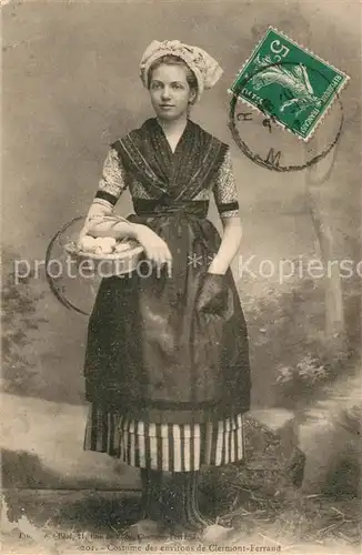 AK / Ansichtskarte Clermont Ferrand Costume des environs de la ville Trachten Clermont Ferrand
