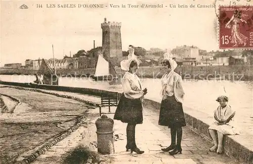 AK / Ansichtskarte Les_Sables d_Olonne Vers la Tour d Arundel un brin de Causette Costumes Trachten Les_Sables d_Olonne