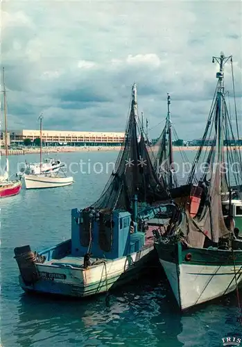 AK / Ansichtskarte Royan_Charente Maritime Le port bateaux de peche au fond le front de mer Royan Charente Maritime