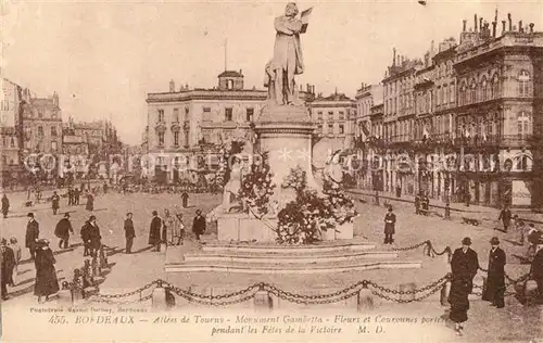 AK / Ansichtskarte Bordeaux Allees de Tourny Monument Gambetta Fleurs et Couronnes portee pendant les Fetes de la Victoire Bordeaux