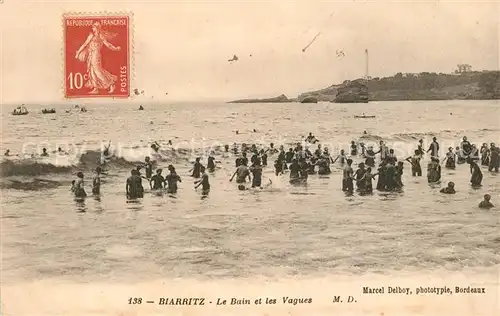 AK / Ansichtskarte Biarritz_Pyrenees_Atlantiques Le Bain et les Vagues Biarritz_Pyrenees