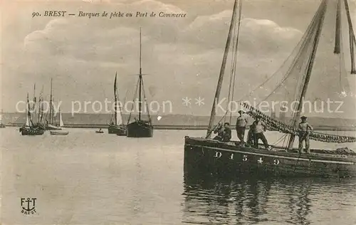AK / Ansichtskarte Brest_Finistere Barques de peche au Port de Commerce Brest_Finistere