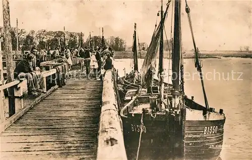 AK / Ansichtskarte Le_Crotoy Estacade au retour des bateaux de peche Le_Crotoy