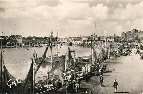 AK / Ansichtskarte Concarneau_Finistere Les quais et le port bateaux de peche Concarneau_Finistere