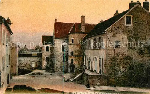 AK / Ansichtskarte Montereau_Loiret La Cour du Vieux Chateau Montereau Loiret