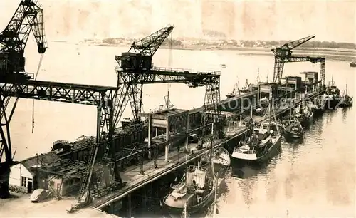 AK / Ansichtskarte Lorient_Morbihan_Bretagne Le chargement de la glace aux chalutiers vue du frigorifique Lorient_Morbihan_Bretagne