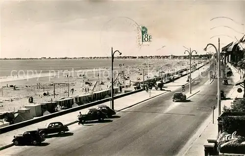 AK / Ansichtskarte Pornichet Le remblai la Plage et la vue vers La Baule Pornichet
