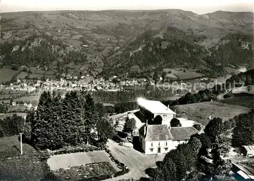 AK / Ansichtskarte Vic sur Cere Col de Curebourse Auberge des Monts au fond la Vallee de Vic Vue aerienne Vic sur Cere