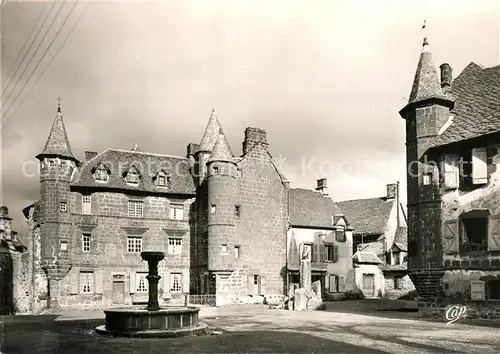 AK / Ansichtskarte Salers La Place Tyssandier dEscous et la Maison du Notaire Salers