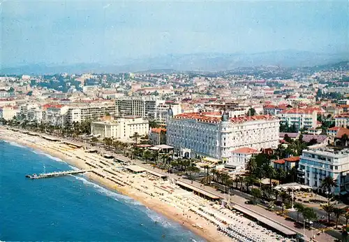 AK / Ansichtskarte Cannes_Alpes Maritimes La plage et la ville vue aerienne Cannes Alpes Maritimes