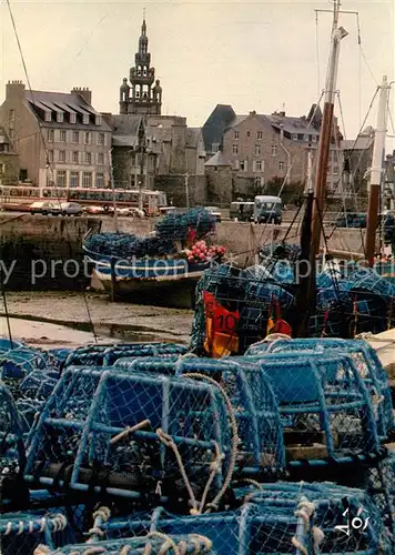 AK / Ansichtskarte Roscoff Les casiers a langouste sur le port Roscoff