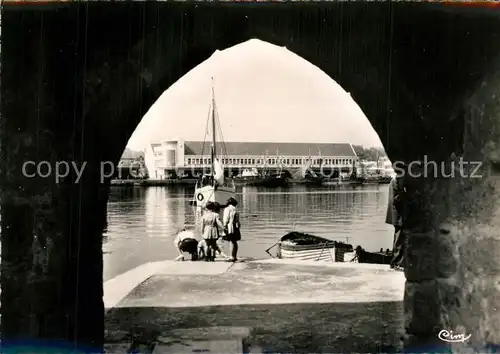 AK / Ansichtskarte Concarneau_Finistere Vue sur la Criee prise de la Porte au Vin Concarneau_Finistere