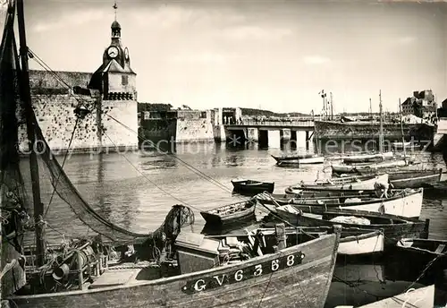 Concarneau_Finistere Bateaux dans le Port La Ville Close et le Beffroi Concarneau_Finistere