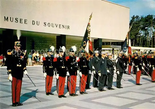 AK / Ansichtskarte Saint_Cyr_Coetquidan Ecole militaire Drapeaux des Ecoles au cours d une prise d armes Musee du Souvenir 